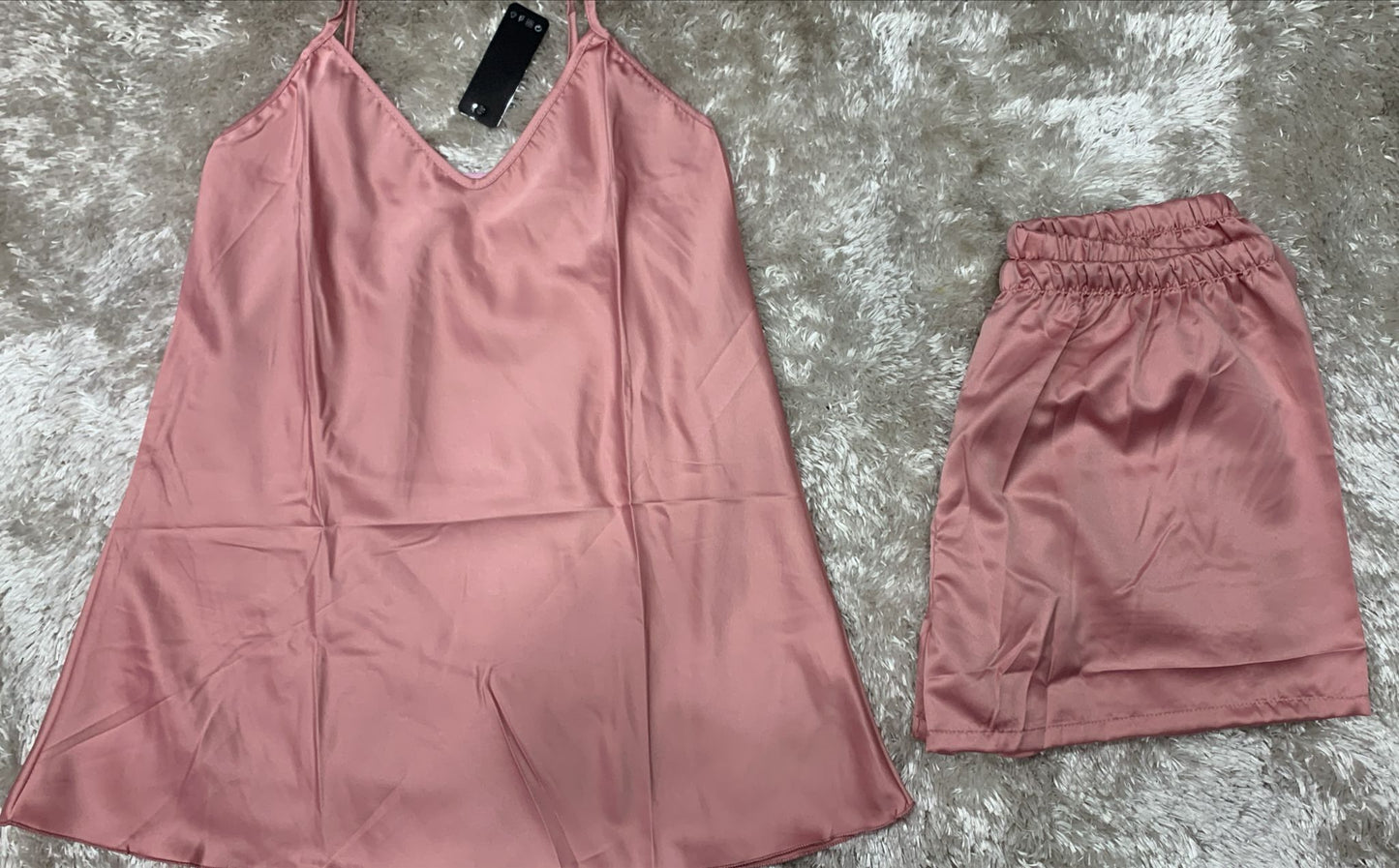 Pigiama donna in raso tinta unita con bretellina e pantaloncini