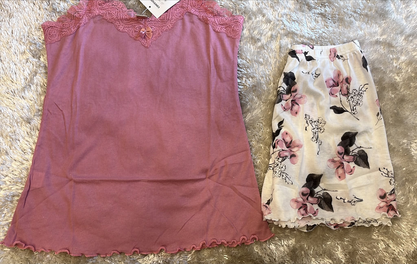 Pigiama donna bretellina con scollo a pizzo e pantaloncini a costine  Fantasia fiori