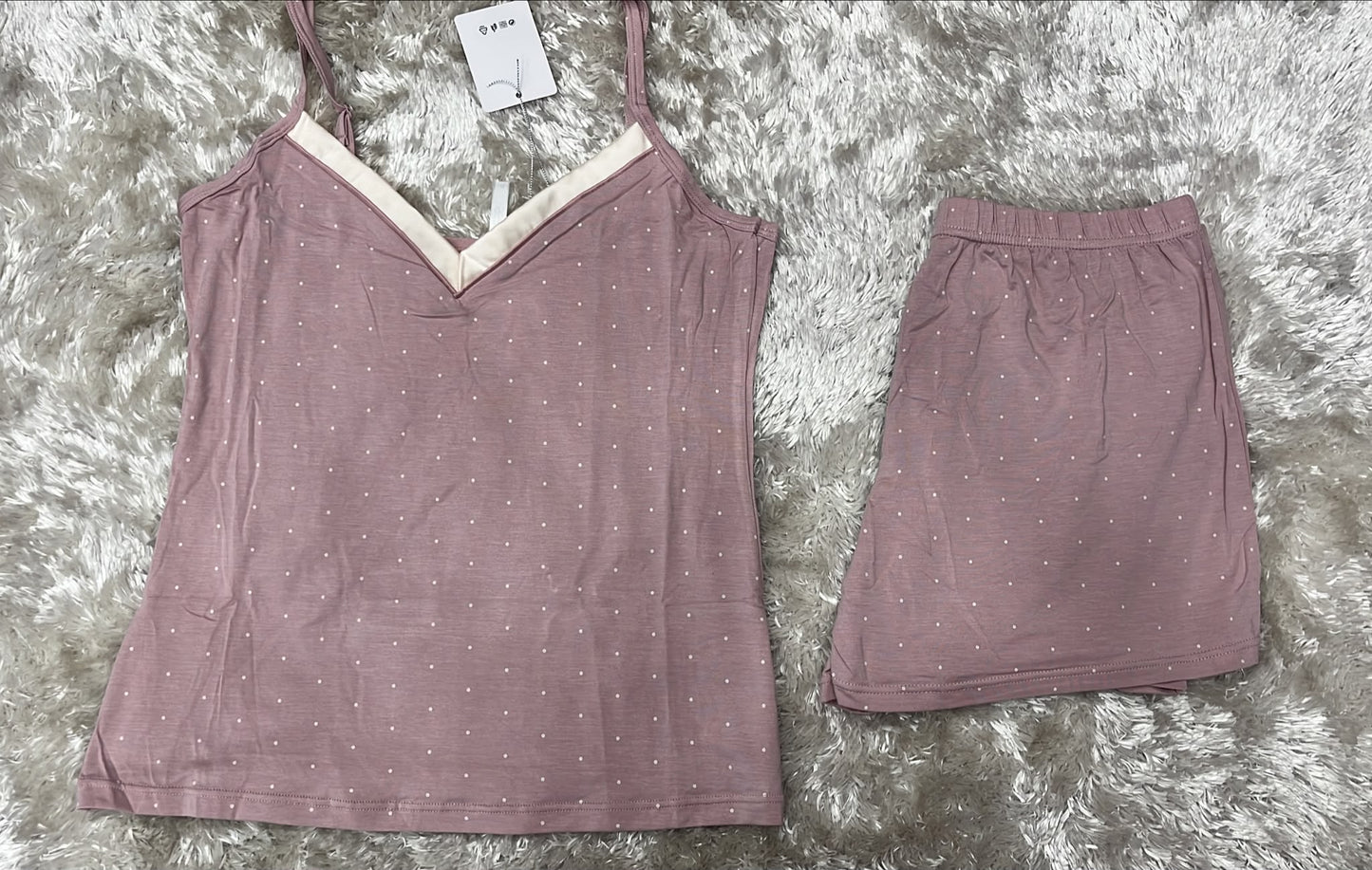 Pigiama donna bretellina e pantaloncini in cotone elasticizzato con scollo V comodo per la sua vestibilità  Fantasia pois