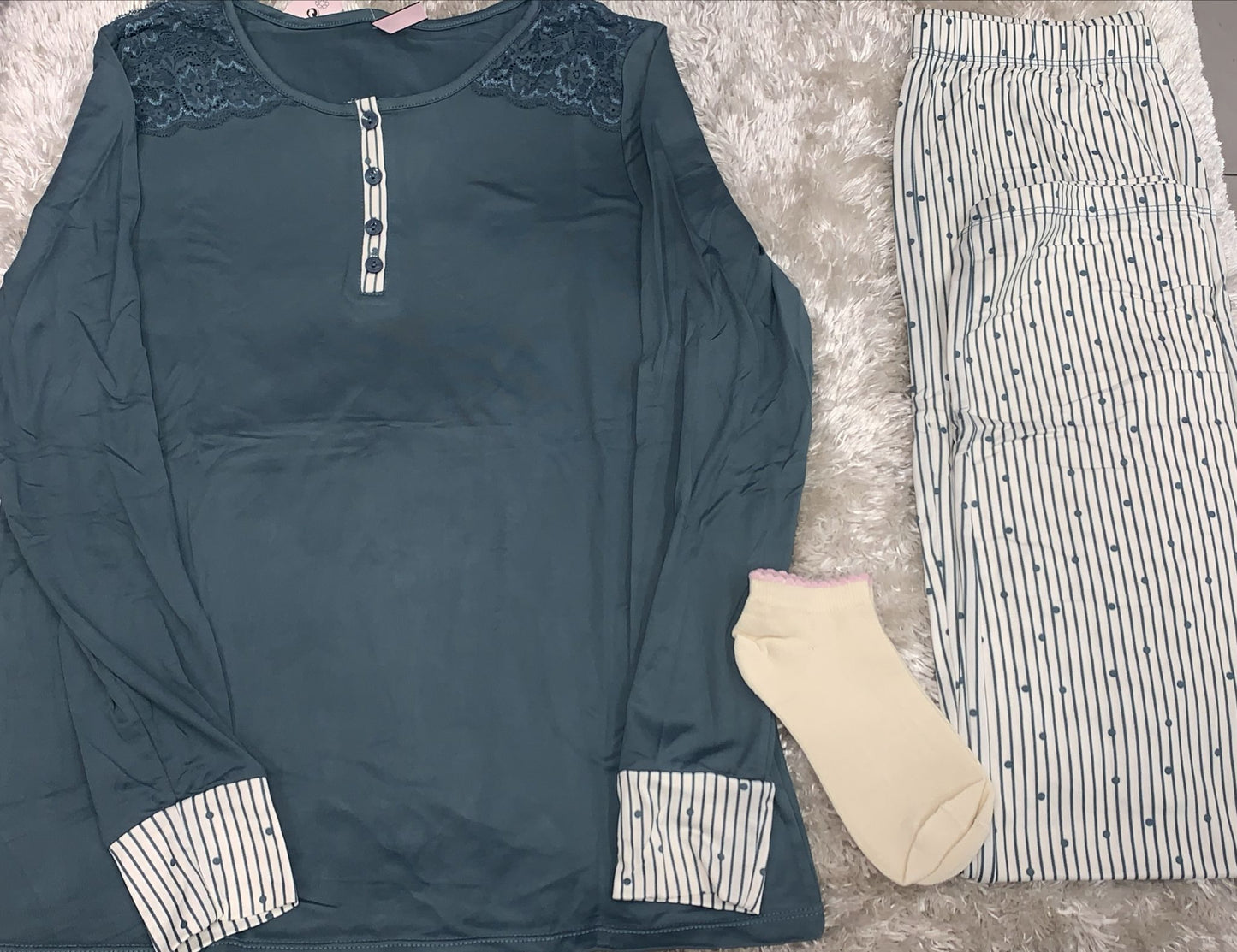pigiama donna in cotone elasticizzato  con merletto alle spalle e 4 bottoncini + calzini in omaggio
