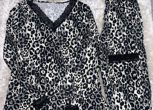 pigiama donna scollo v in cotone elasticizzato comodo per la sua vestibilità  fantasia maculato
