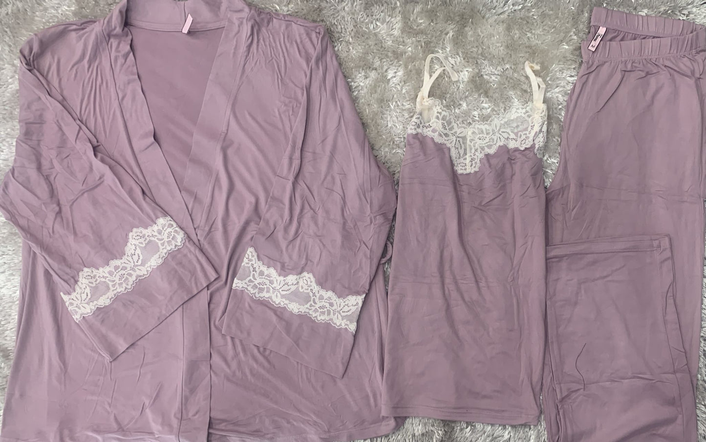 pigiama donna a tre pezzi in cotone elasticizzato composto da vestaglia ,canotta con rifiniture in merletto e pantaloni  tinta unita