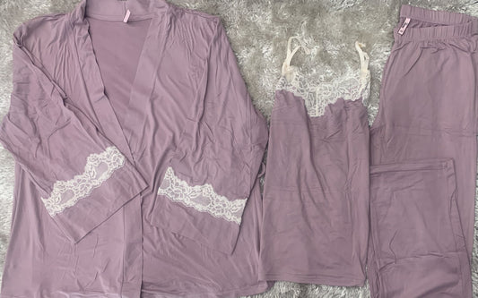 pigiama donna a tre pezzi in cotone elasticizzato composto da vestaglia ,canotta con rifiniture in merletto e pantaloni  tinta unita