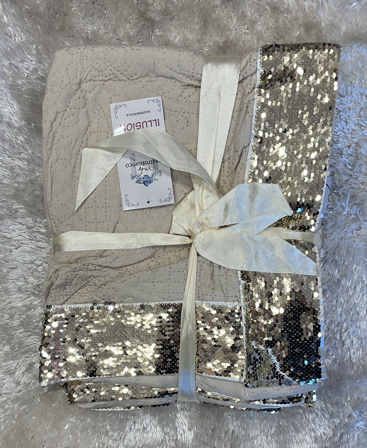 Trapuntino matrimoniale con bordo di paillettes in rilievo