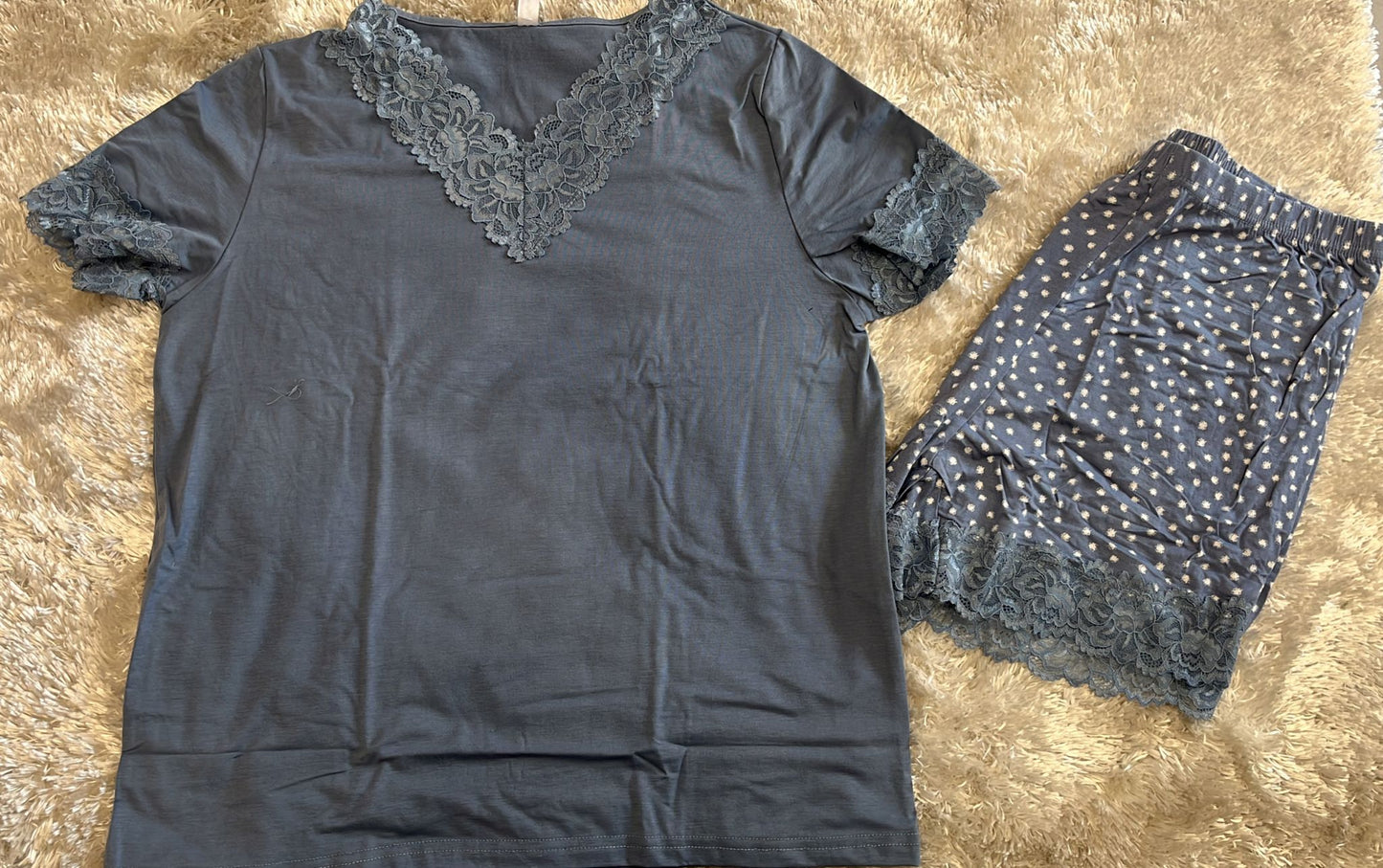 Pigiama donna in cotone elasticizzato mezza manica e pantaloncini con rifiniture in merletto