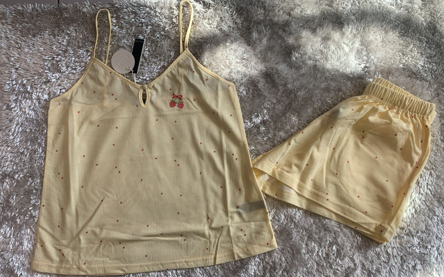 pigiama donna in cotone con bretellina e pantaloncini con tasche  fantasia fragoline