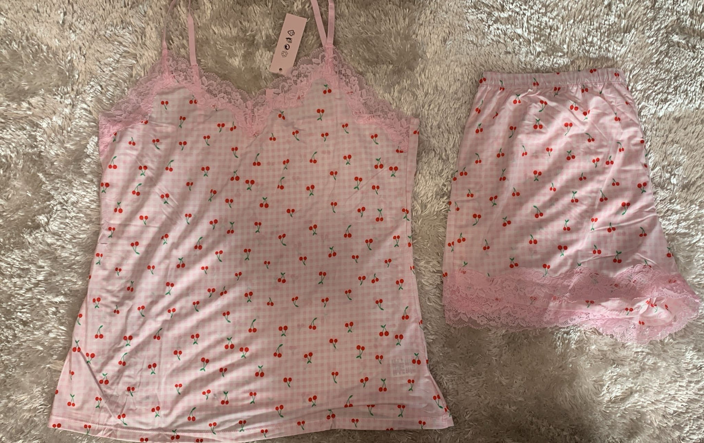 pigiama donna bretellina e pantaloncini con rifiniture in merletto in licra  fantasia quadretti e ciliegie ( l'articolo non può essere cambiato )