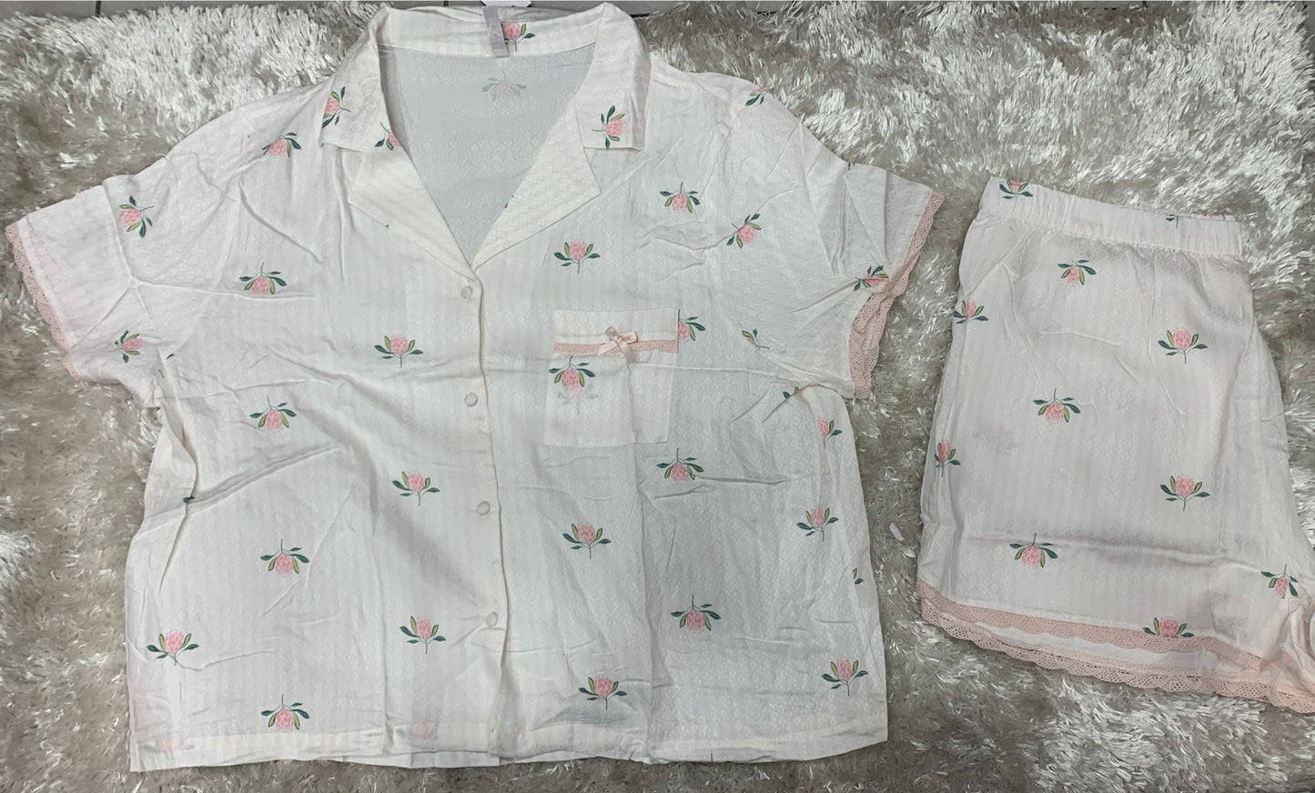 pigiama donna in cotone aperto avanti con taschino lato cuore e pantaloncini  fantasia rose
