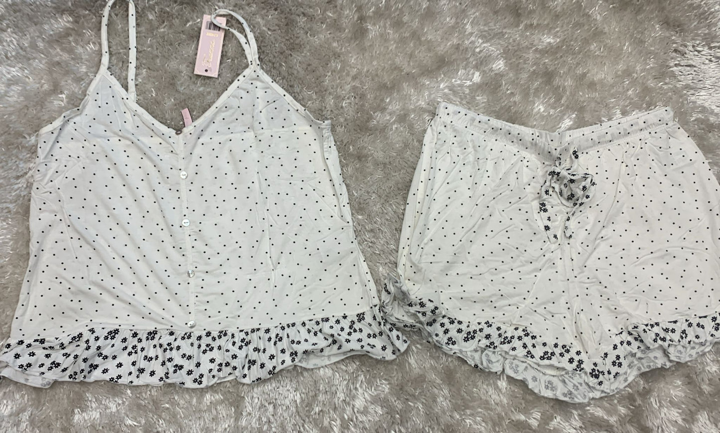 pigiama donna con finta apertura bretellina e pantaloncini con laccetto regolabile  e finiture con volant ( l'articolo non può essere cambiato )
