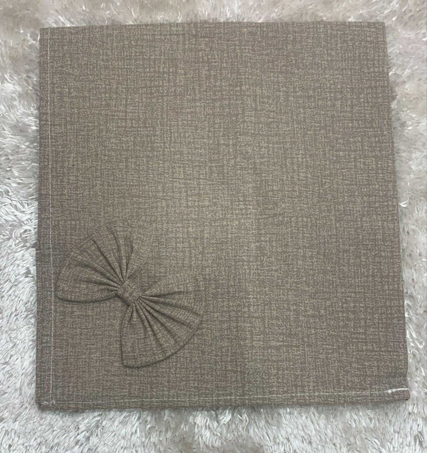 centrotavola in cotone con applicazione  fiocco 90x90