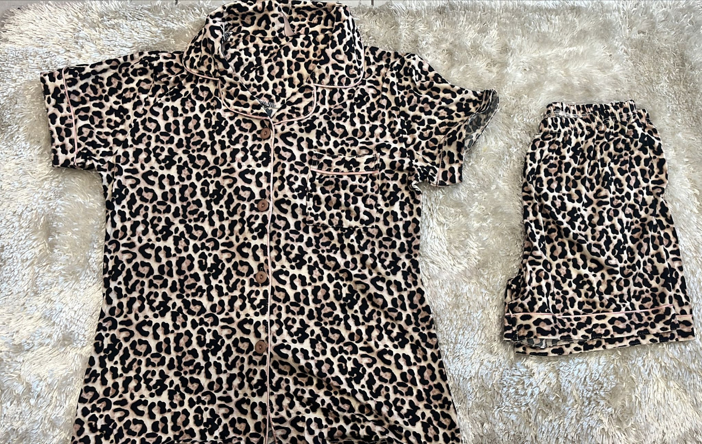 Pigiama donna in cotone elasticizzato mezza manica e pantaloncini con taschino lato cuore  Fantasia leopardata