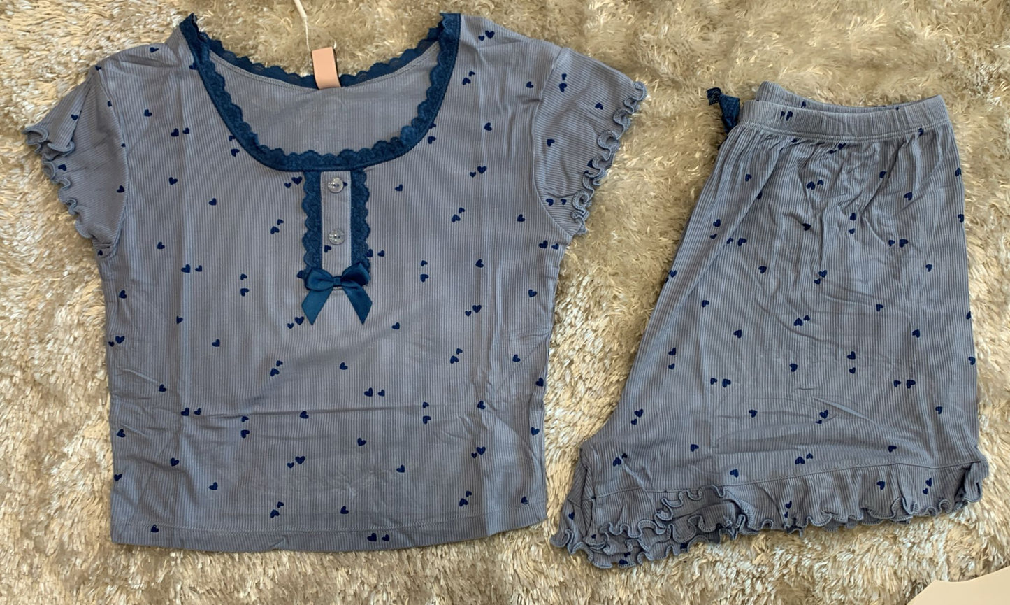 pigiama donna a costine con finta abbottonatura top crop e pantaloncini  fantasia cuori