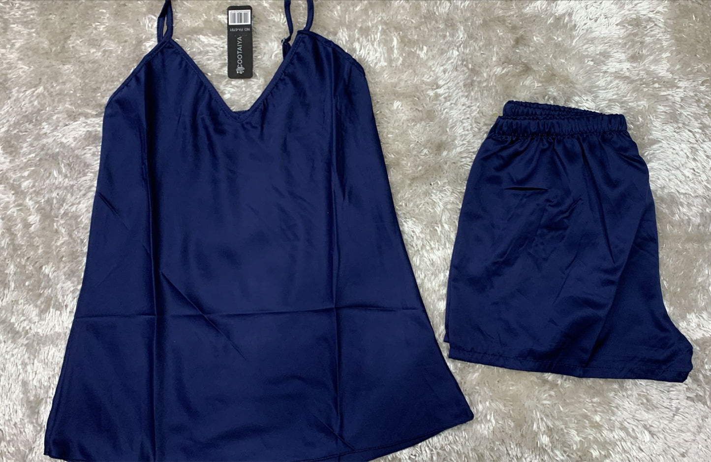 Pigiama donna in raso tinta unita con bretellina e pantaloncini