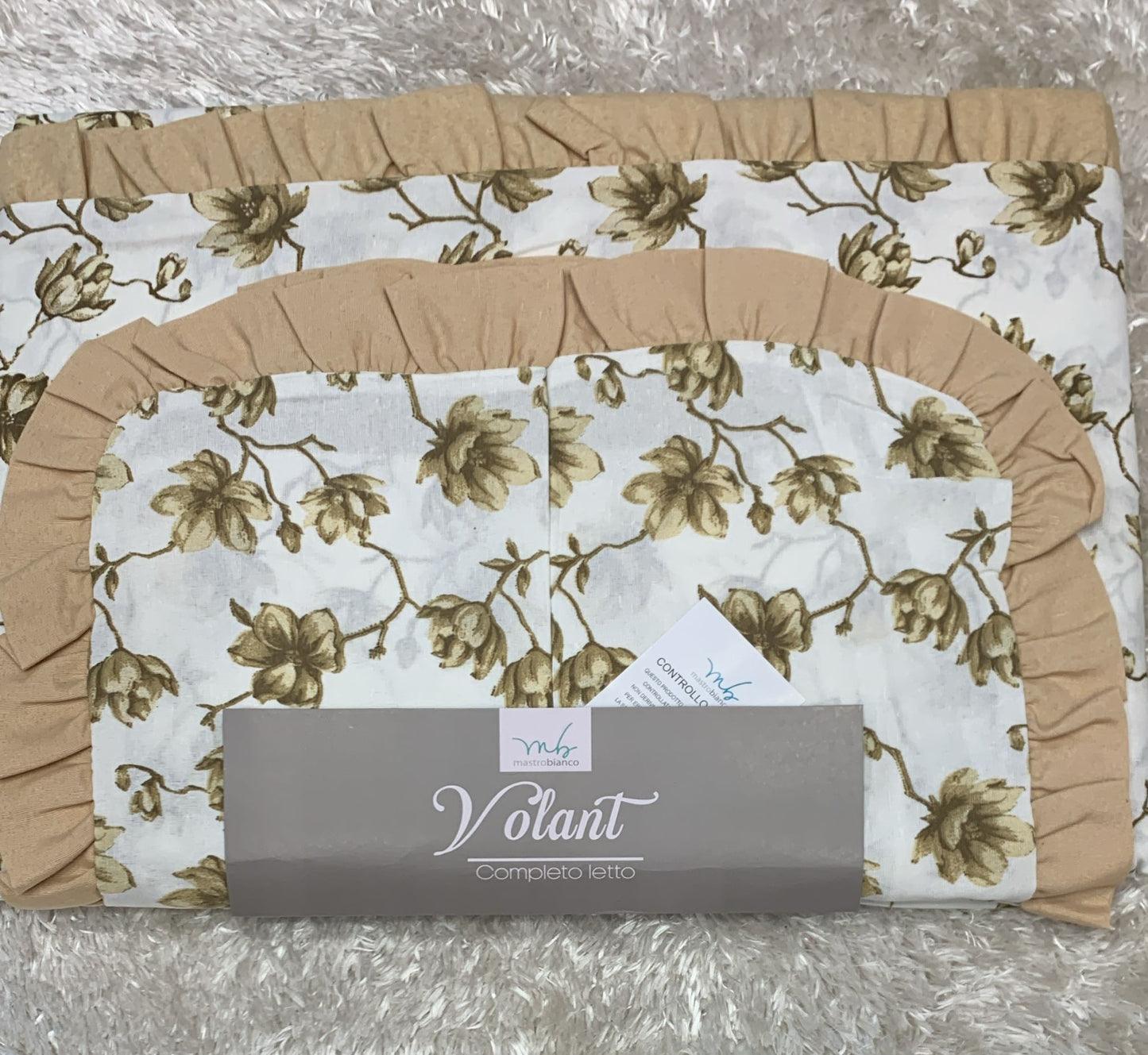 completo letto matrimoniale in policotone con volant  composto da lenzuolo di sopra 240x280cm lenzuolo di sotto con angoli 175x200cm federe 50x80 cm