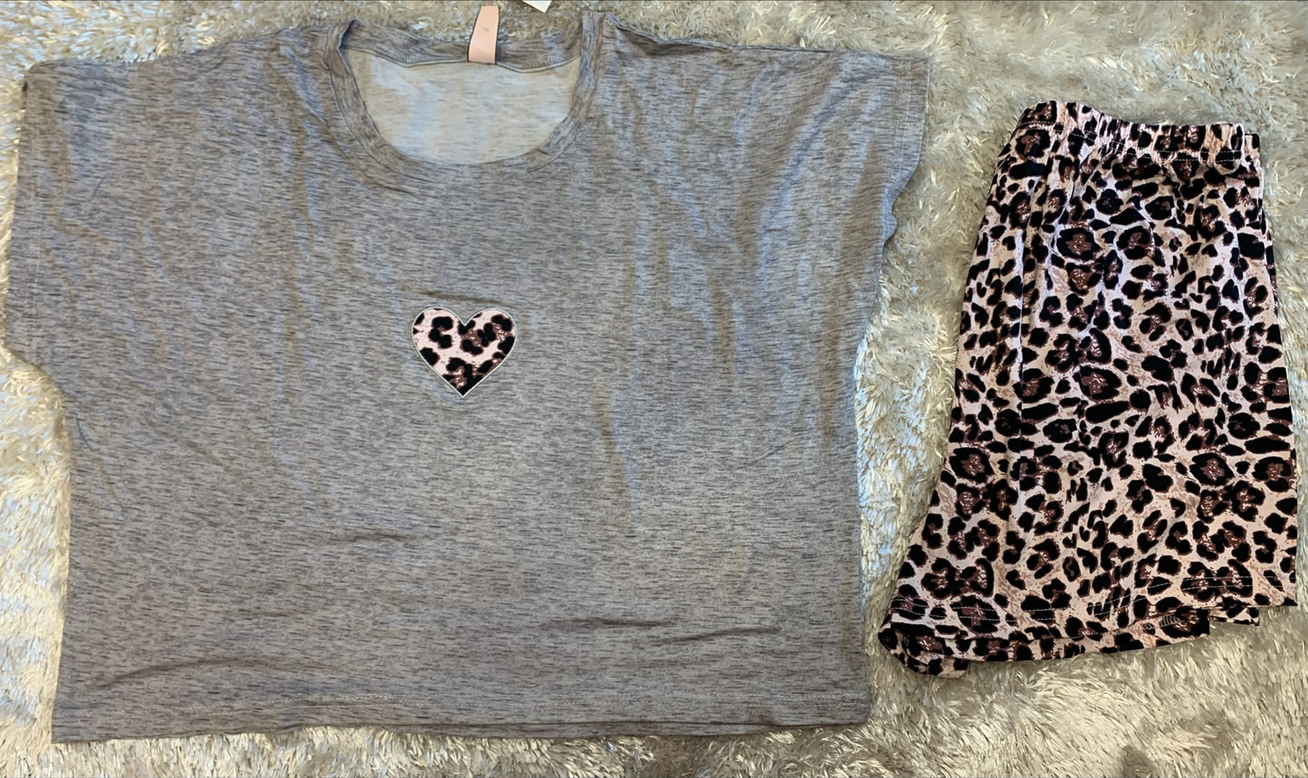 pigiama cotone elasticizzato con maglia crop top mezza manica e pantaloncini  fantasia cuore leopardato