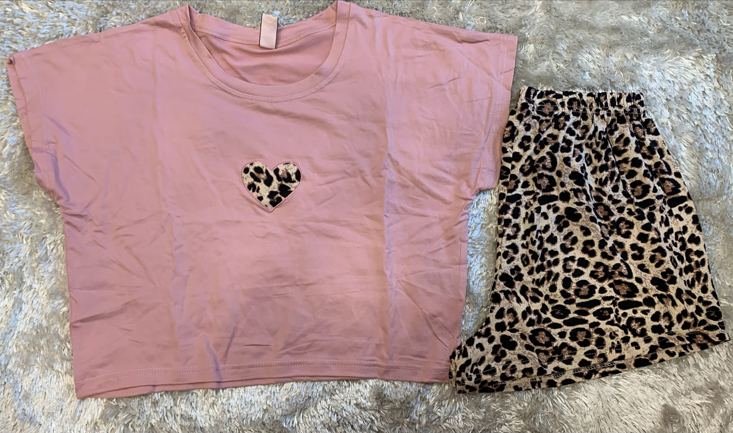 pigiama cotone elasticizzato con maglia crop top mezza manica e pantaloncini  fantasia cuore leopardato