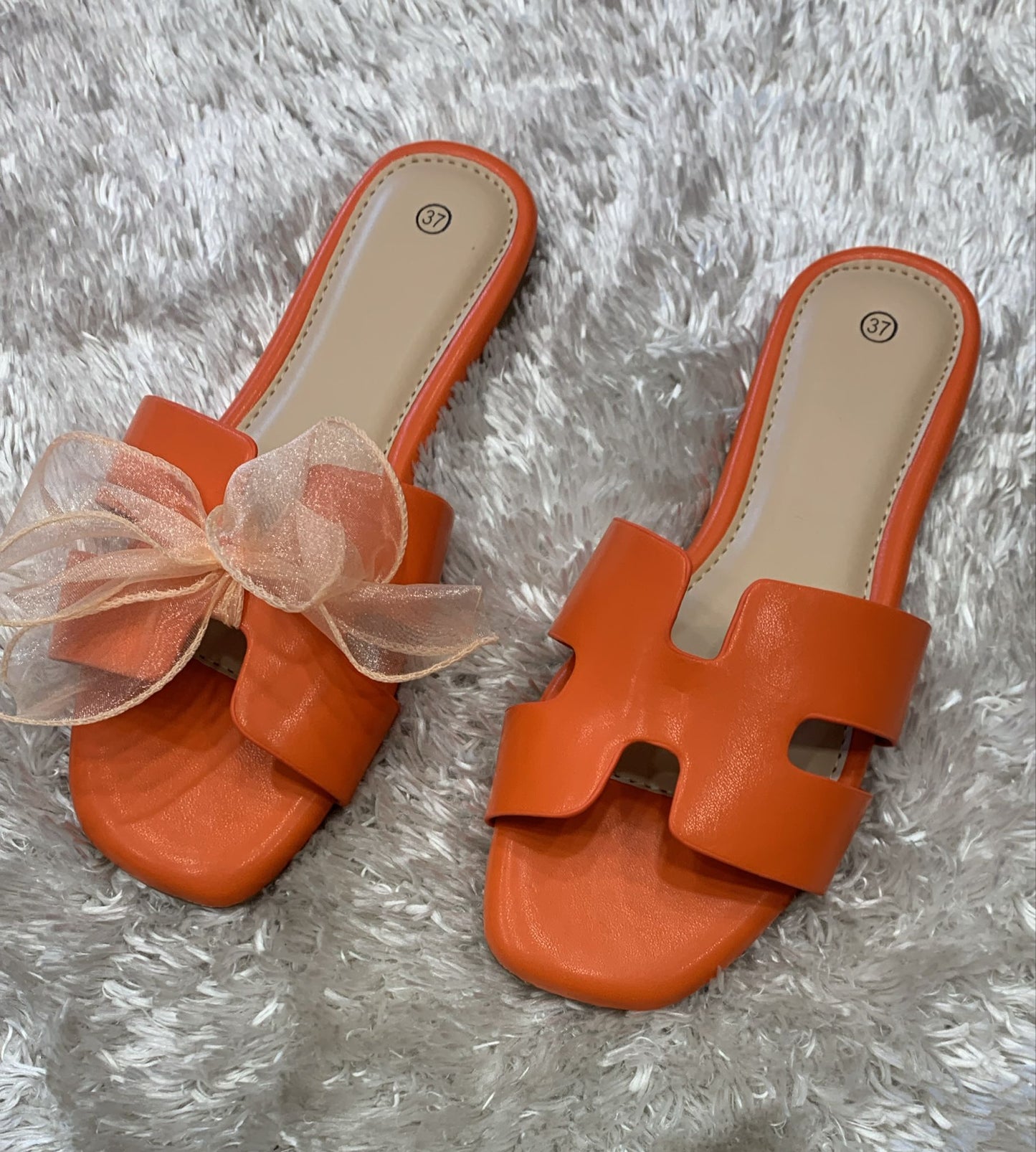 Ciabatte modello H con fiocchetto removibile per completare i tuoi outfit alla moda