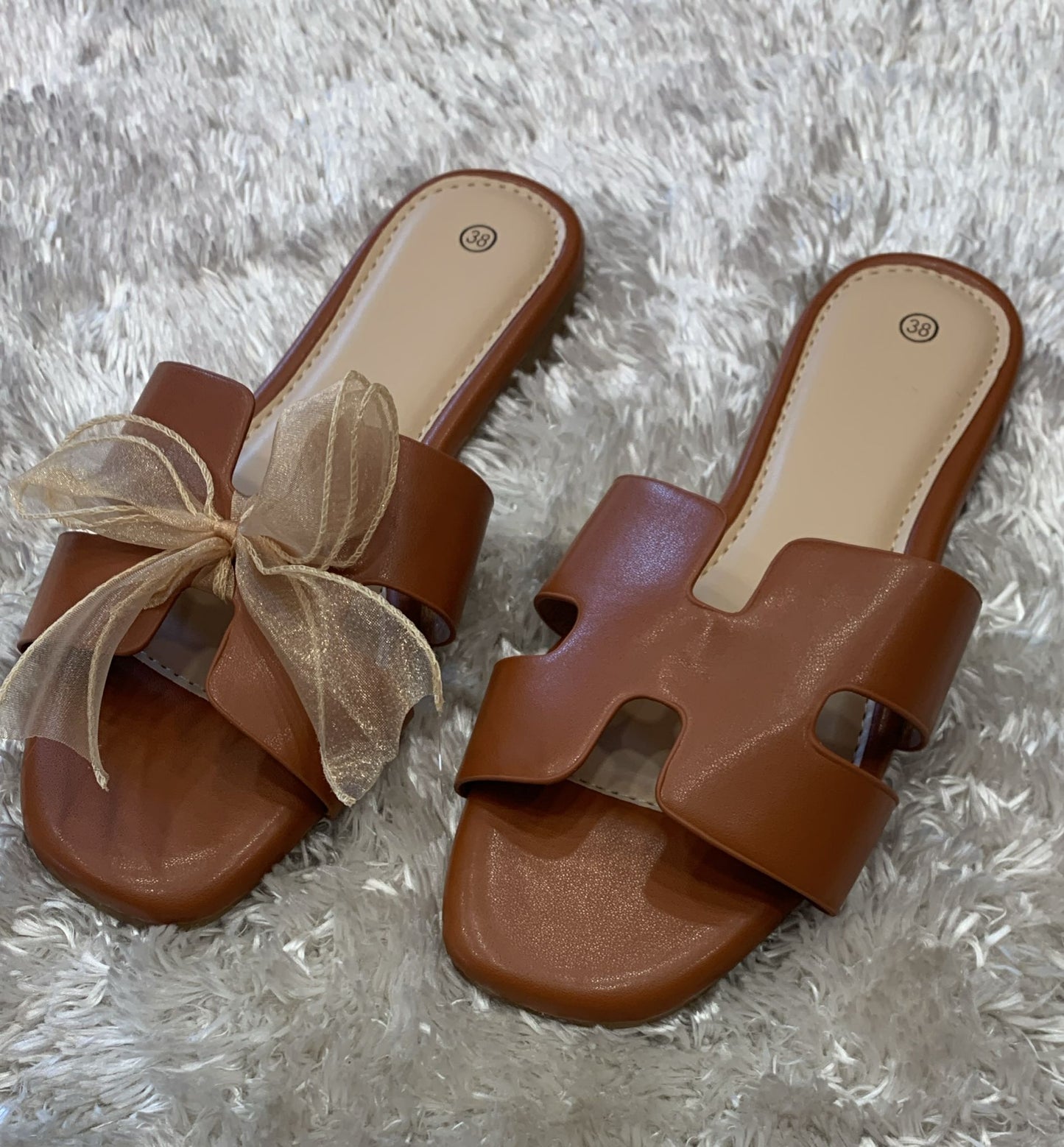 Ciabatte modello H con fiocchetto removibile per completare i tuoi outfit alla moda