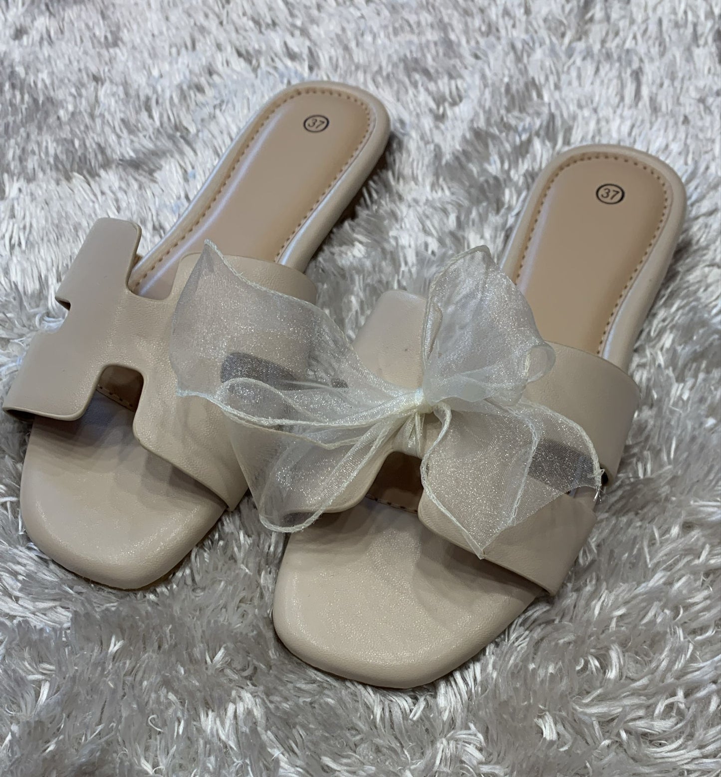 Ciabatte modello H con fiocchetto removibile per completare i tuoi outfit alla moda