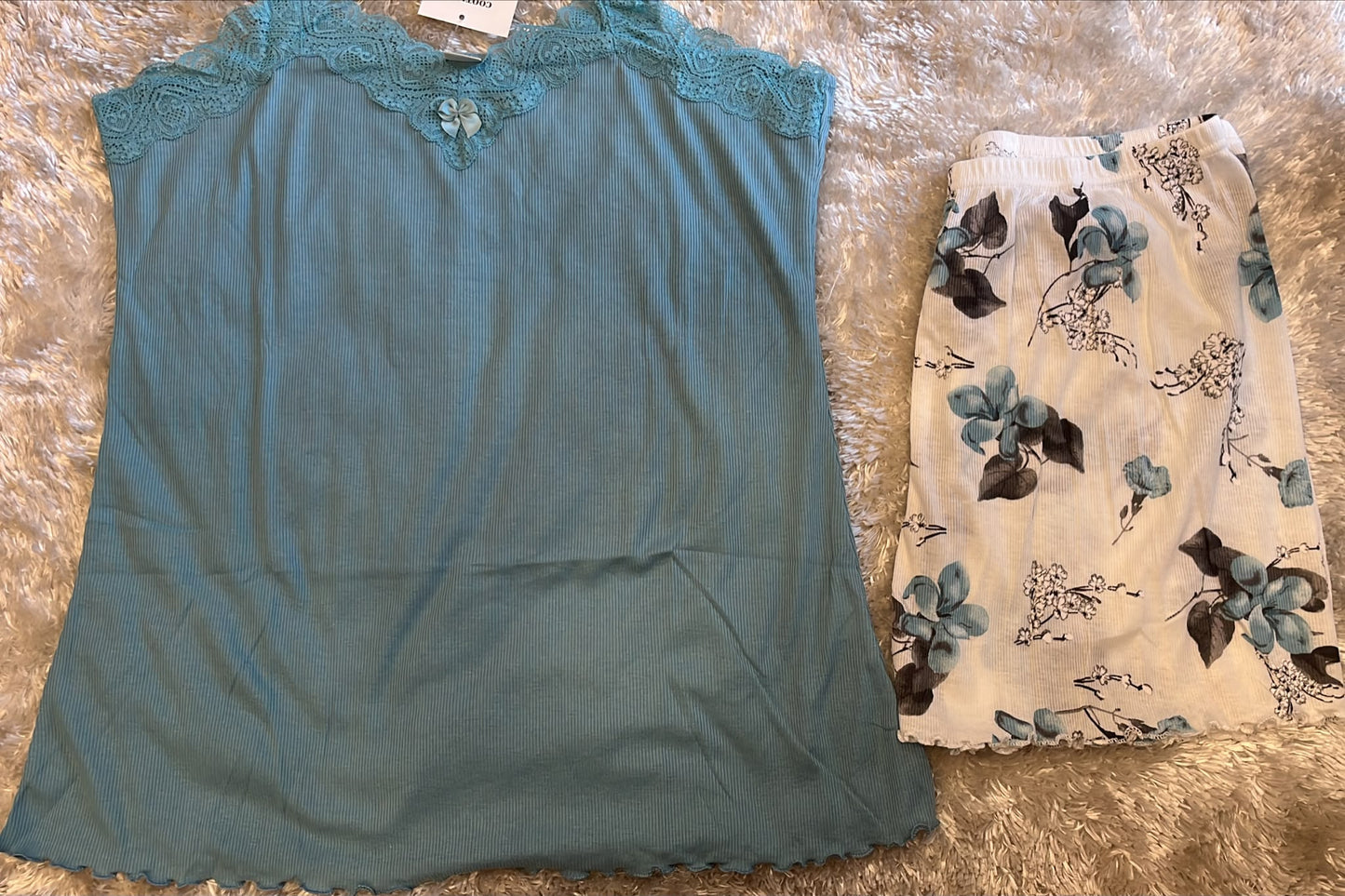 Pigiama donna bretellina con scollo a pizzo e pantaloncini a costine  Fantasia fiori