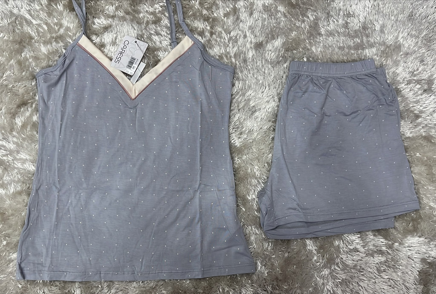 Pigiama donna bretellina e pantaloncini in cotone elasticizzato con scollo V comodo per la sua vestibilità  Fantasia pois