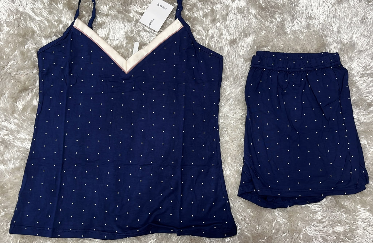 Pigiama donna bretellina e pantaloncini in cotone elasticizzato con scollo V comodo per la sua vestibilità  Fantasia pois