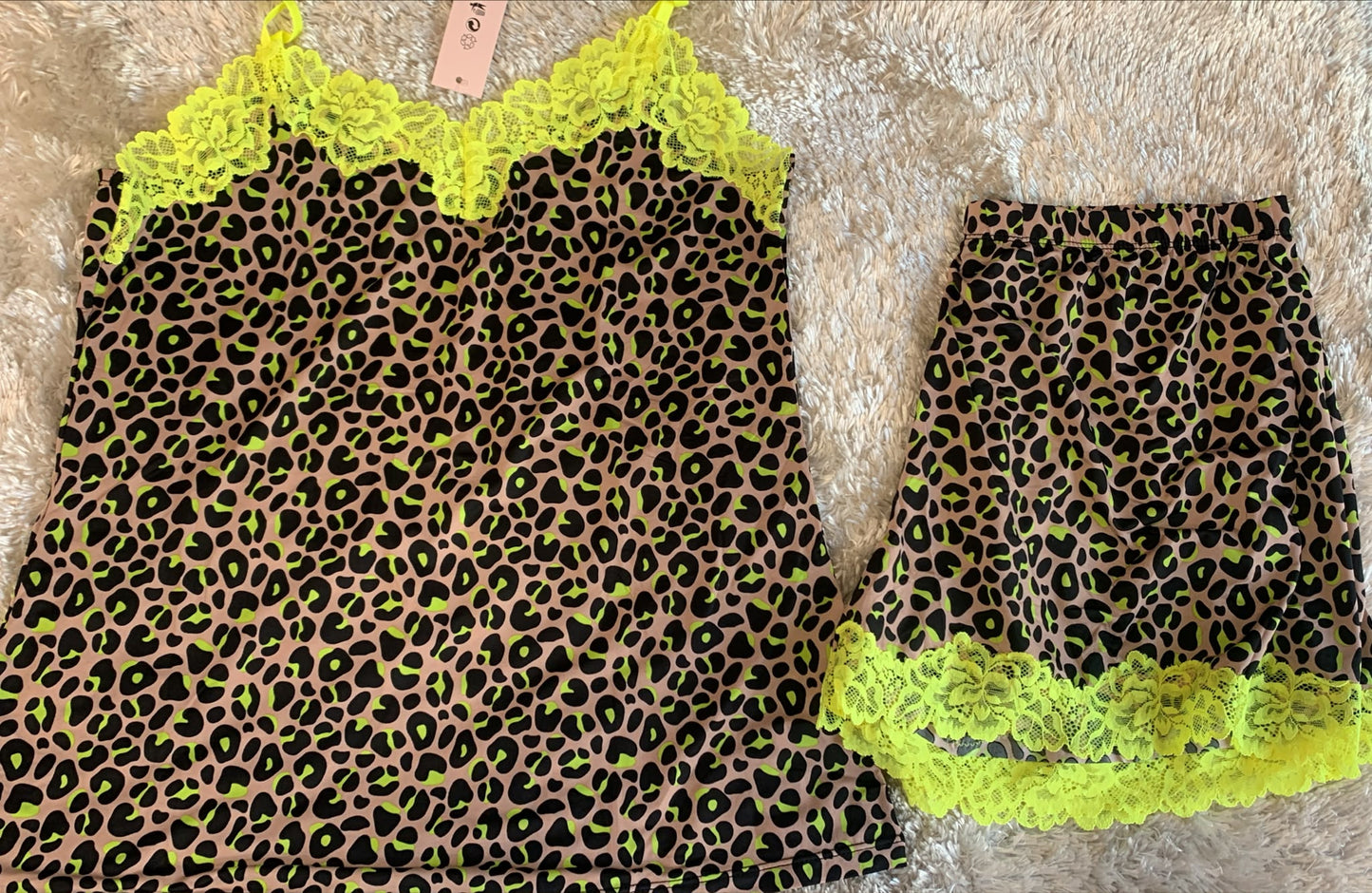 pigiama donna in licra con bretelline regolabili e pantaloncini con rifiniture in merletto  fantasia leopardata fluo