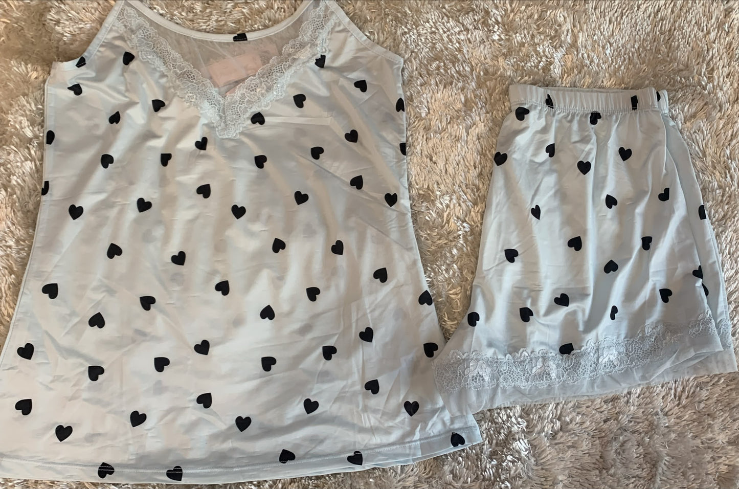 pigiama donna in licra con bretelline regolabili e scollatura velata  e pantaloncini con rifiniture in merletto