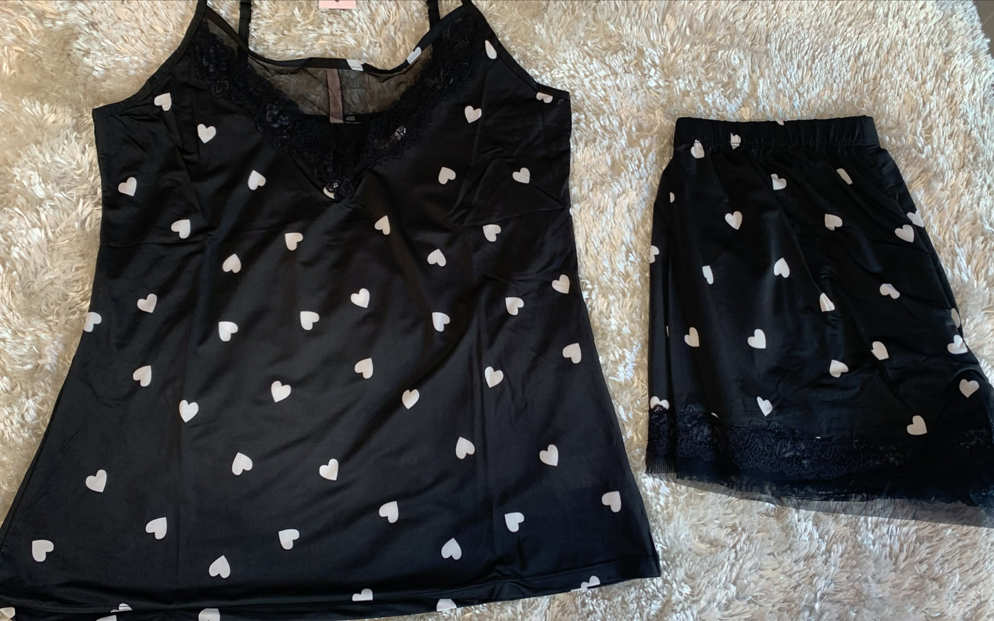 pigiama donna in licra con bretelline regolabili e scollatura velata  e pantaloncini con rifiniture in merletto