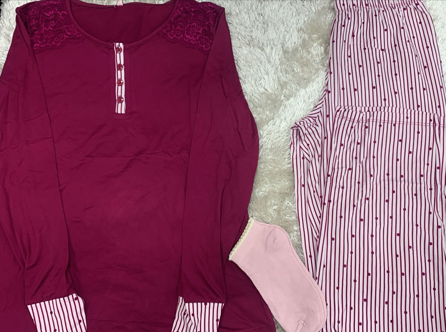pigiama donna in cotone elasticizzato  con merletto alle spalle e 4 bottoncini + calzini in omaggio