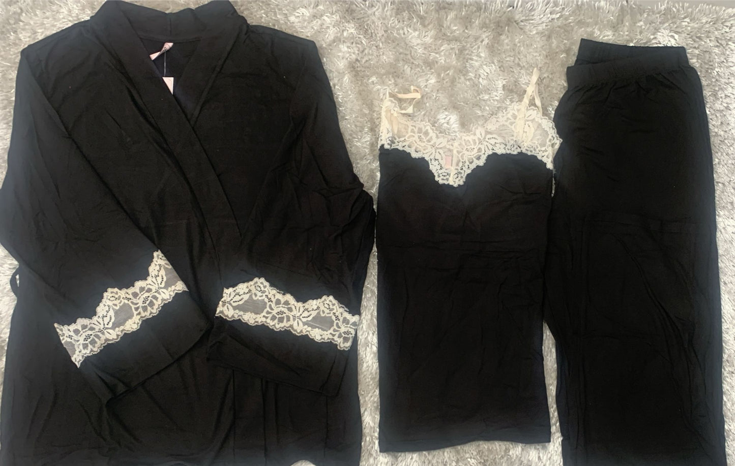 pigiama donna a tre pezzi in cotone elasticizzato composto da vestaglia ,canotta con rifiniture in merletto e pantaloni  tinta unita