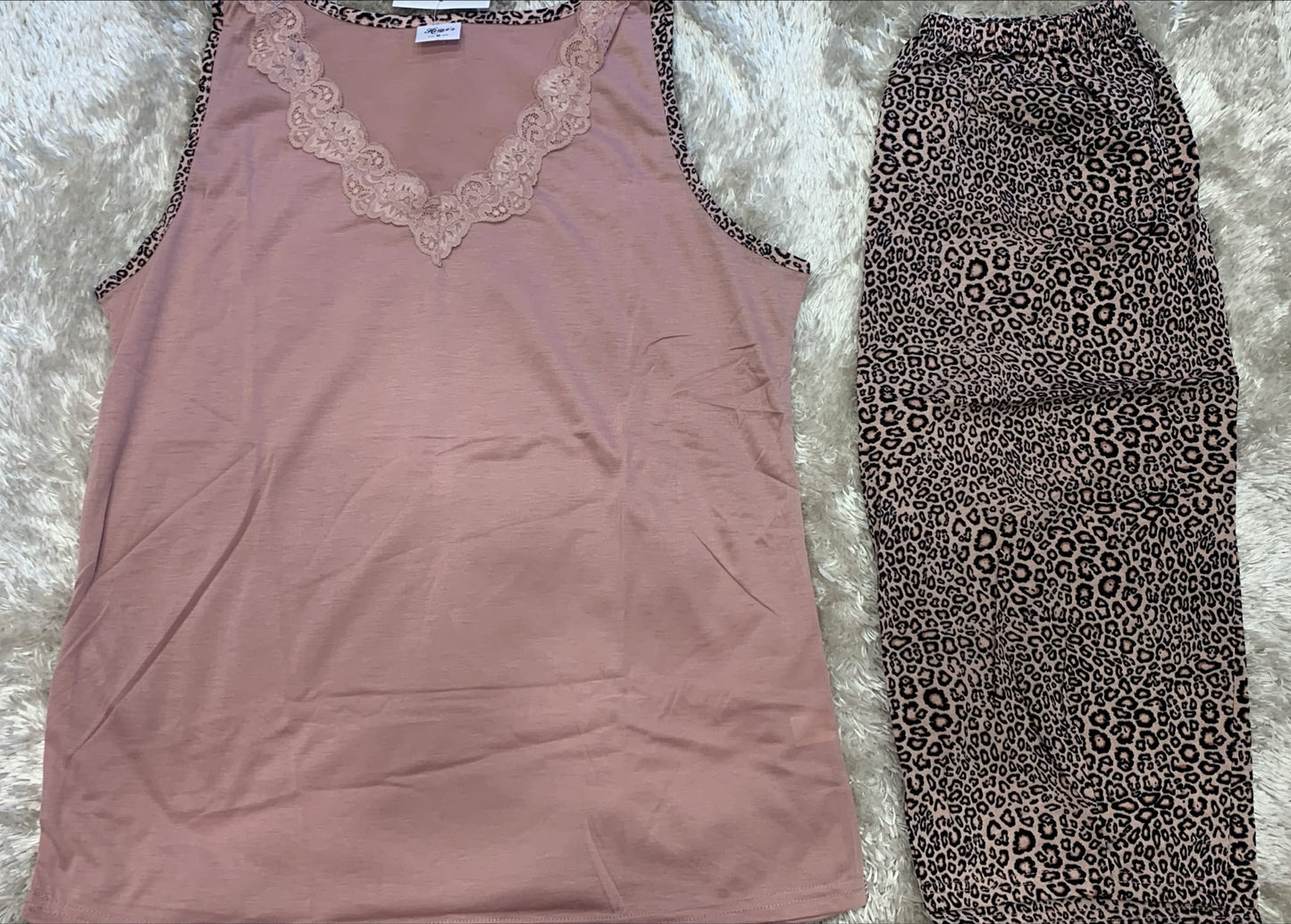 pigiama donna spalla larga e pinocchietto con scollo v in pizzo  fantasia leopardato