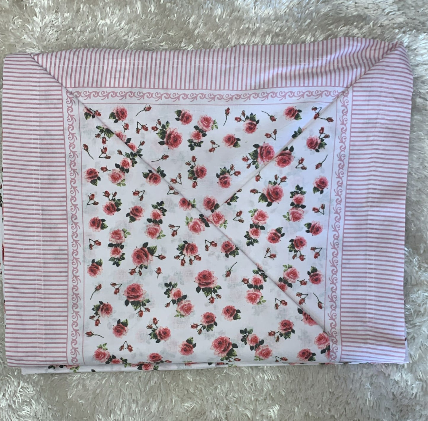 completo letto matrimoniale in cotone composto da  lenzuola di sopra 240x290 lenzuolo di sotto con angoli 170x200cm e due federe 52x82cm  fantasia rosselline