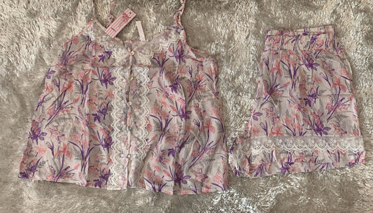 pigiama donna a costine bretellina aperto avanti e pantaloncini con rifiniture in merletto  fantasia fiori