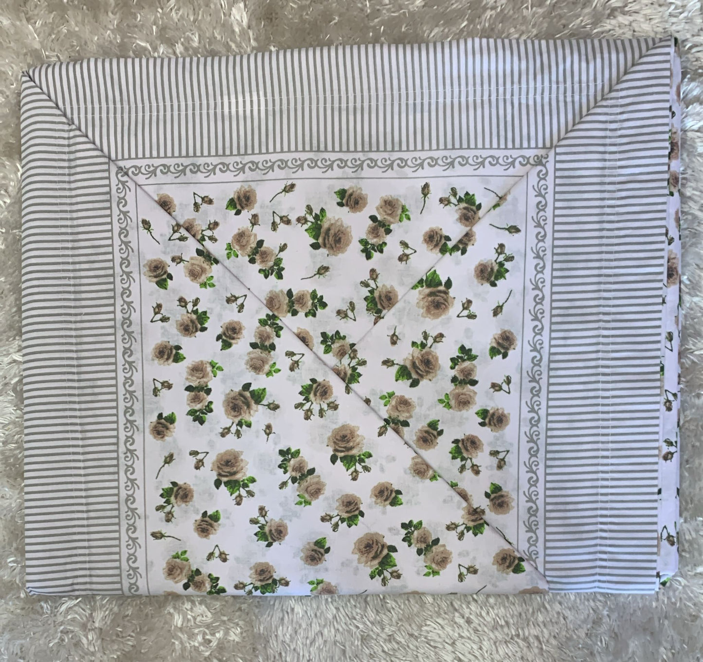 completo letto matrimoniale in cotone composto da  lenzuola di sopra 240x290 lenzuolo di sotto con angoli 170x200cm e due federe 52x82cm  fantasia rosselline