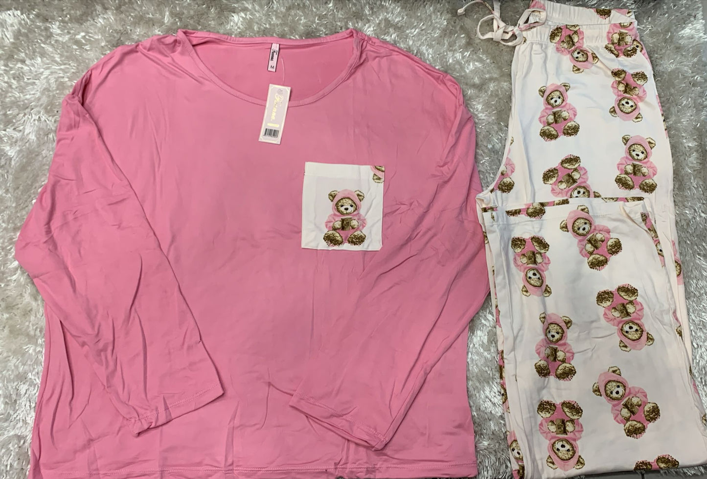 Pigiama donna fantasia teddy  in cotone elasticizzato con taschino lato cuore super comodo per la sua vestibilita ( l'articolo non può essere cambiato )