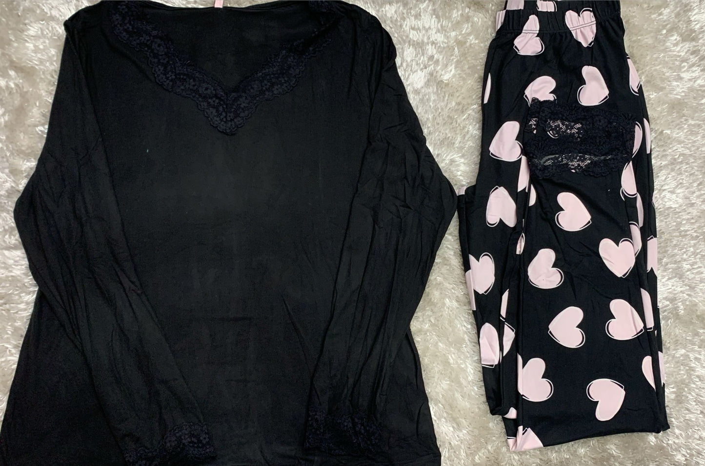 pigiama donna aperto avanti con scollo v e merletto con maglia tinta unita e pantaloni con cuoricini in cotone elasticizzato ( l'articolo non può essere cambiato )