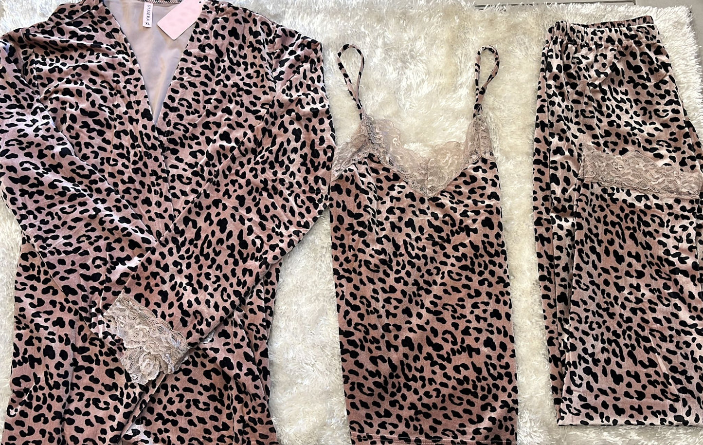 Pigiama donna a tre pezzi in velluto super morbido composto da vestaglia  maculata con cintura  con pizzo alle maniche ,  canotta maculata con pizzo e pantalone maculato con pizzo
