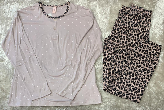 pigiama donna con 2 bottoncini cotone elasticizzato fantasia maculato e pois  vestibilita super comoda