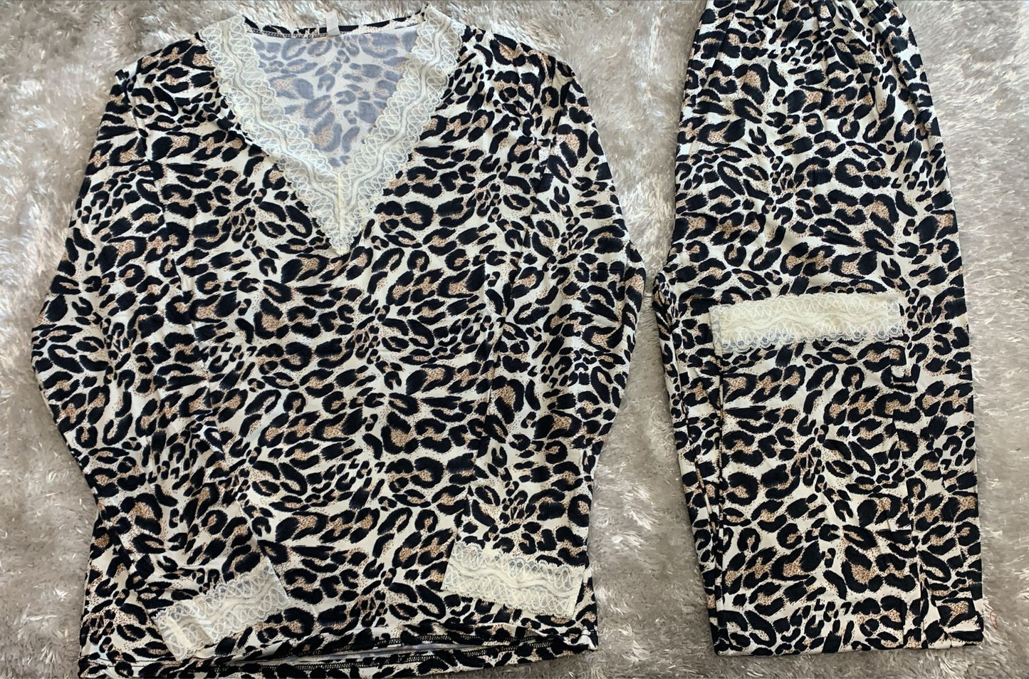 pigiama donna aperto avanti con scollo v in pizzo con rifiniture ai polsi  e pantaloni ( l'articolo non può essere cambiato )