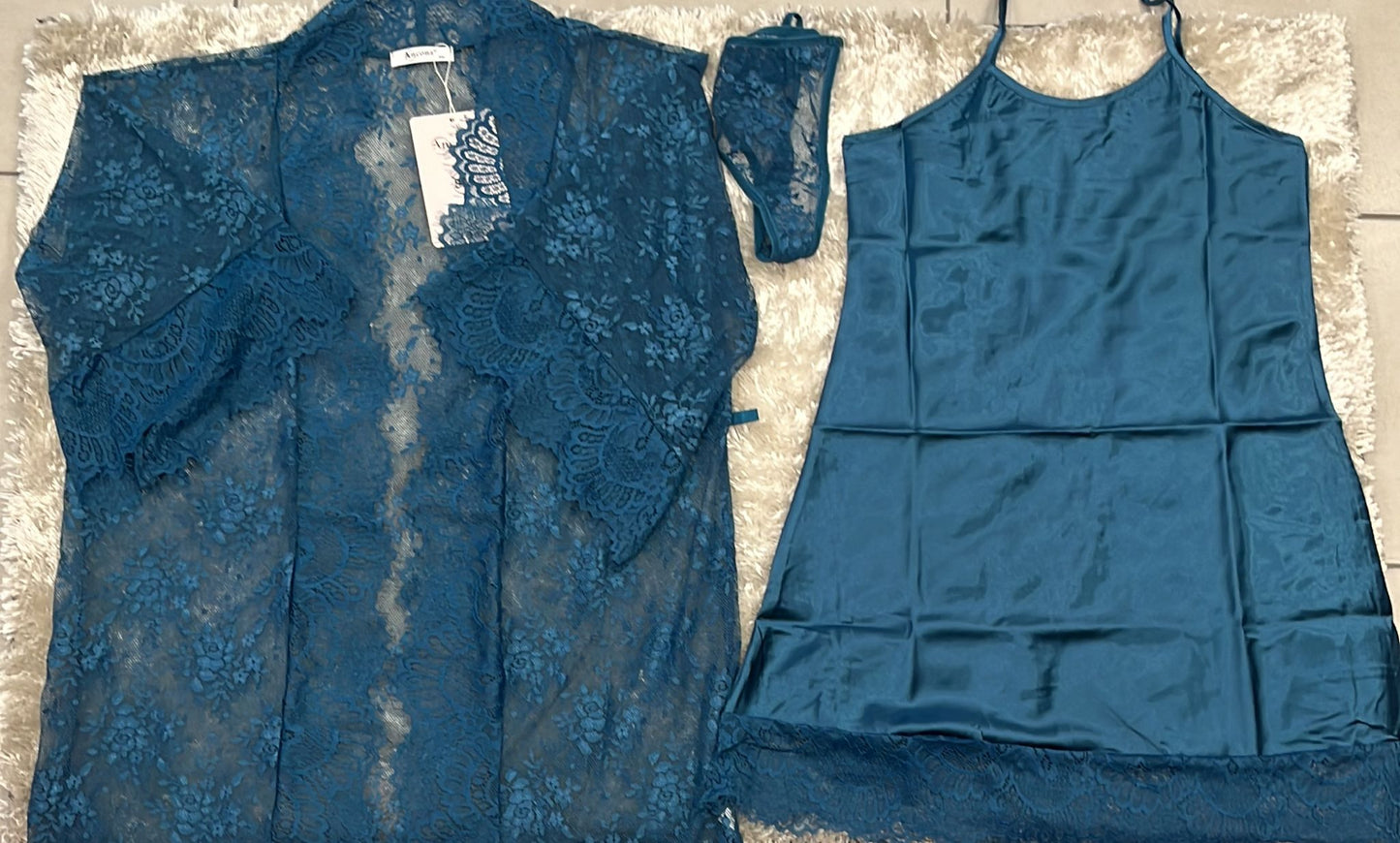 Set raso con sottana più kimono in pizzo più perizoma in pizzo