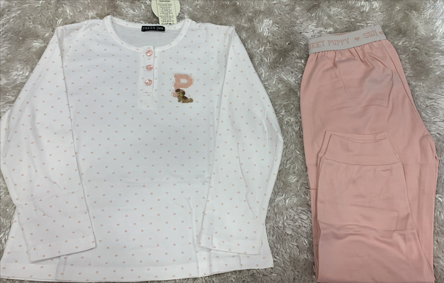 pigiama bimba girocollo in cotone elasticizzato con 3 bottoncini e pantaloni con elastico esterno fantasia fantasia cuori e barboncino