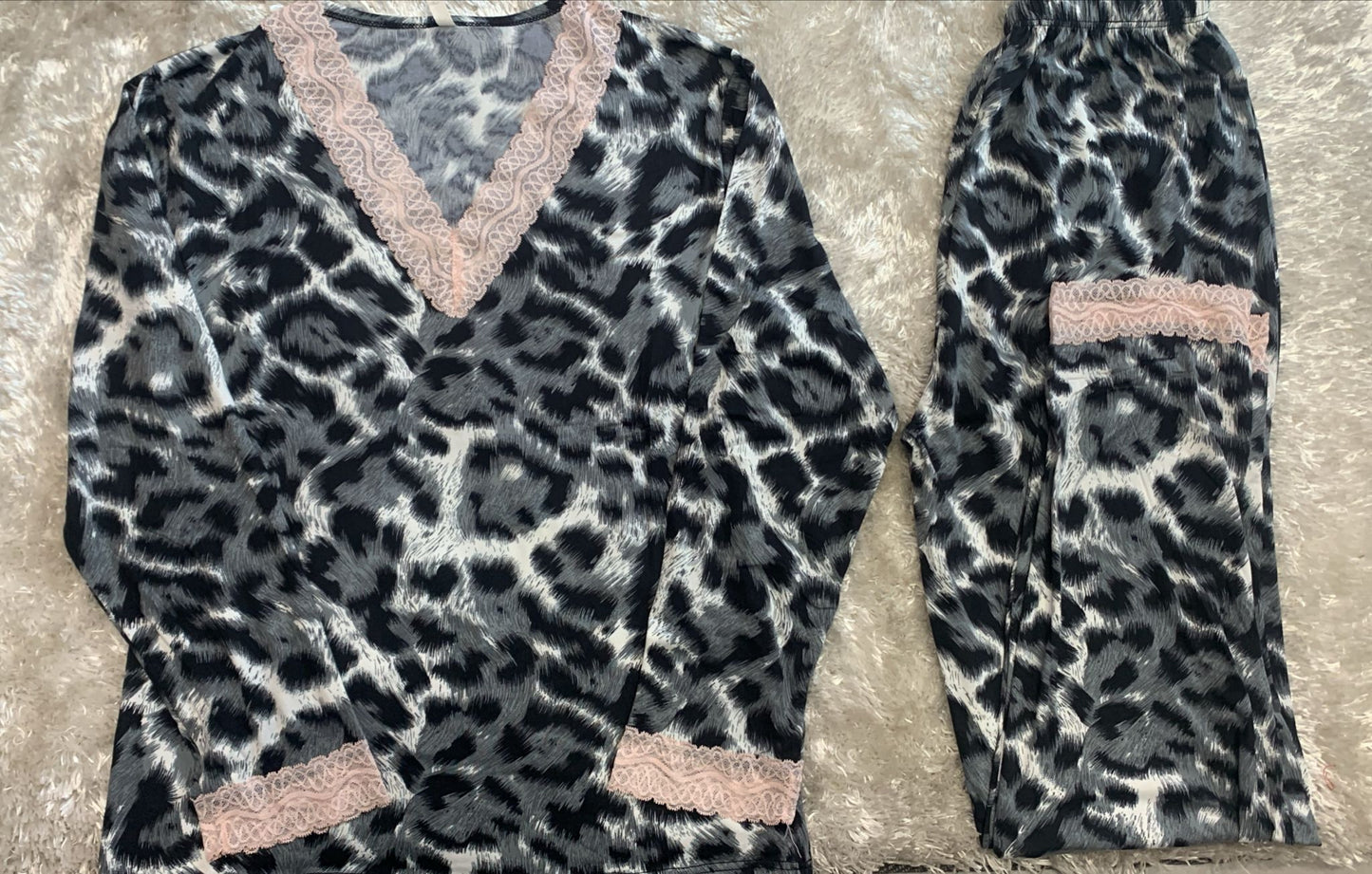 pigiama donna aperto avanti con scollo v in pizzo con rifiniture ai polsi  e pantaloni ( l'articolo non può essere cambiato )