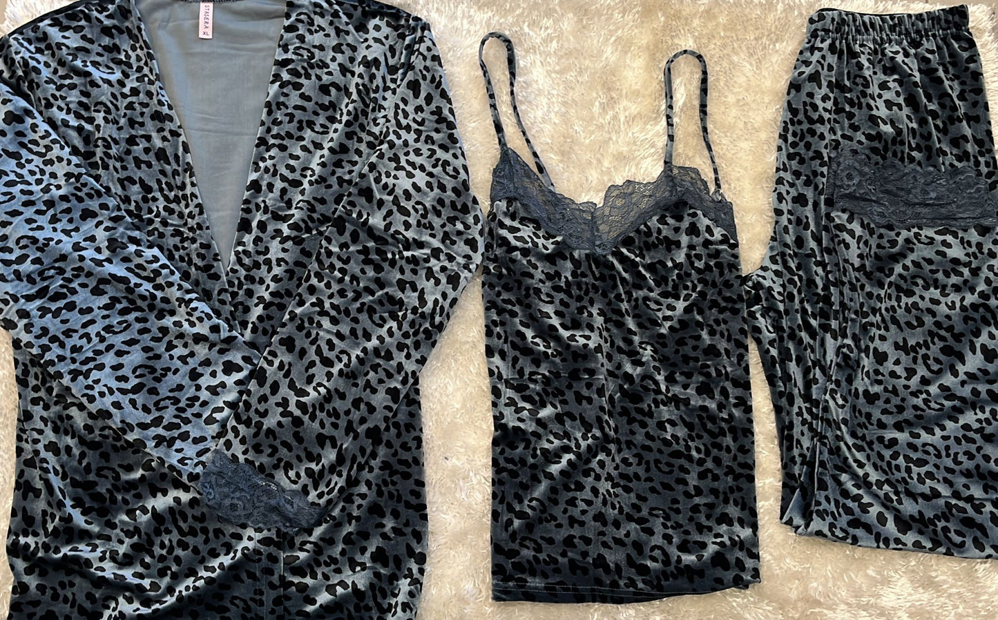 Pigiama donna a tre pezzi in velluto super morbido composto da vestaglia  maculata con cintura  con pizzo alle maniche ,  canotta maculata con pizzo e pantalone maculato con pizzo
