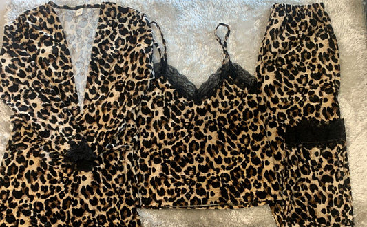 Pigiama a tre pezzi donna in velluto  composto da vestaglia con cintura  canotta in rifiniture in pizzo e pantalone lungo . fantasia maculato