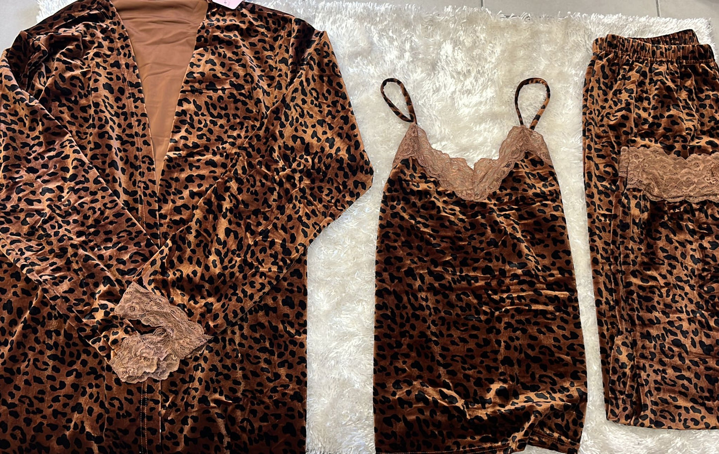 Pigiama donna a tre pezzi in velluto super morbido composto da vestaglia  maculata con cintura  con pizzo alle maniche ,  canotta maculata con pizzo e pantalone maculato con pizzo